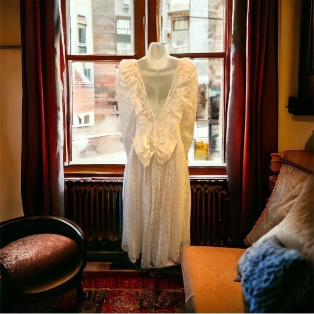 VTG 80’s Ivory Sheer Lace Wedding Gown 9/10 Puff Basque Waist Puff Sleeve BOW